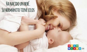 Ha nacido un bebé. Su hermanito tiene celos