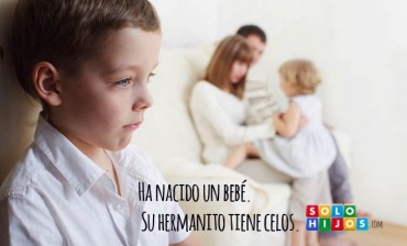 Ha nacido un bebé. Su hermanito tiene celos.